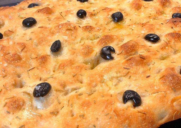 Focaccia de olivas negras y romero