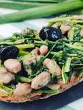 Crostone piccante con borlotti, cicoria, olive nere e aglio fresco