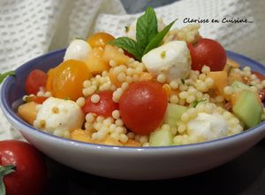 Une photo de Salade estivale perlée aux crudités et melon
