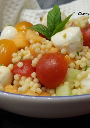 Une photo de Salade estivale perlée aux crudités et melon