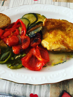 Una foto de Pollo al horno con pimientos tricolor y calabacín