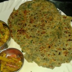 A picture of Methi lachcha parantha.