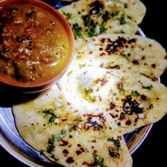 A picture of Restaurant style garlic naan.