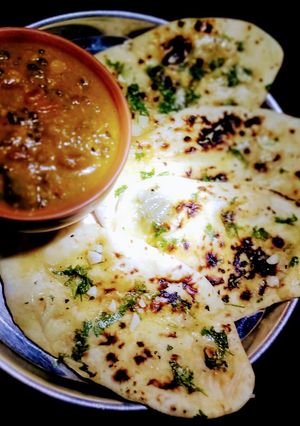 A picture of Restaurant style garlic naan.