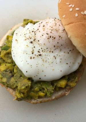 รูปของ เบอร์เกอร์ไข่อะโวคาโด (Avocado egg burgers)