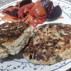 A picture of Hamburguesas de pollo con fresca ensalada.