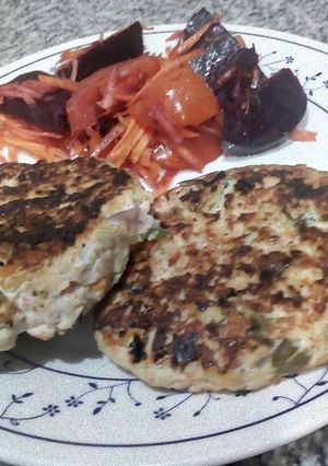 Una foto de Hamburguesas de pollo con fresca ensalada