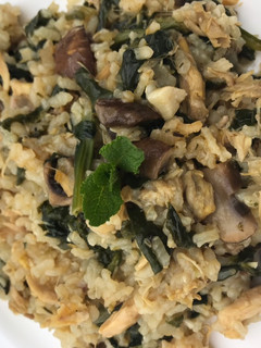 Una foto de Arroz con espinacas, pollo y champiñones