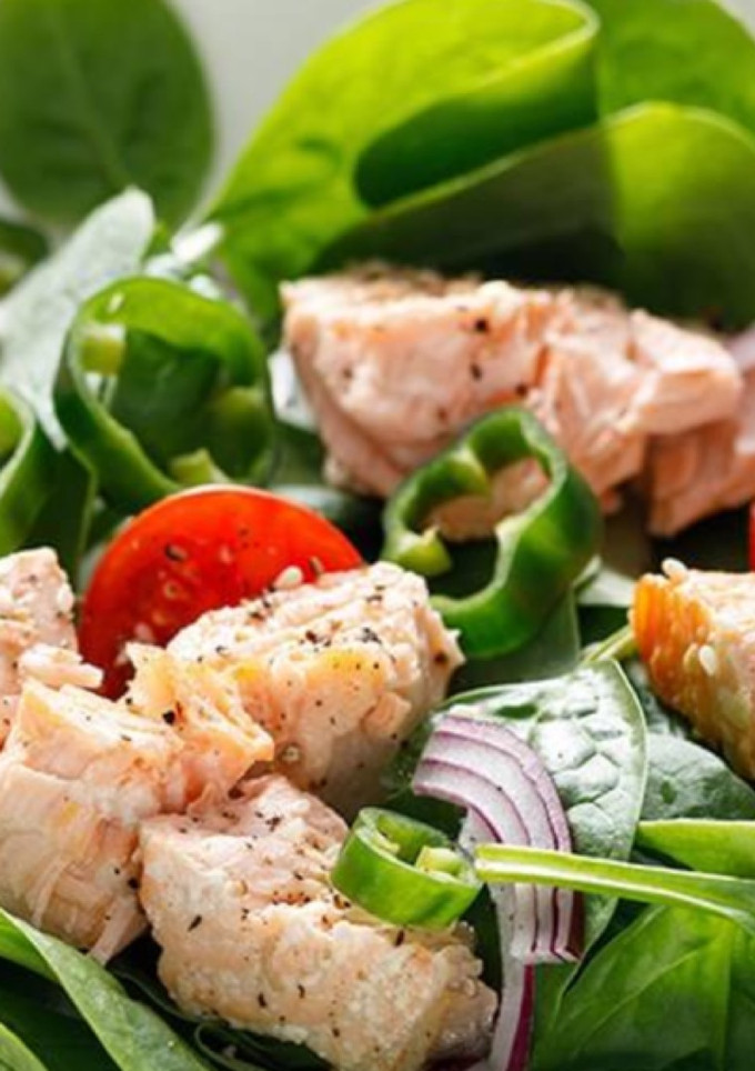 Una foto de Ensalada de salmón