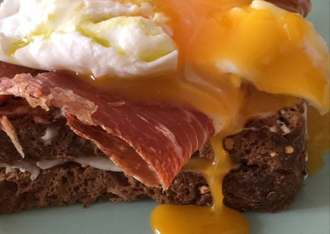 Torre de jamón con huevo poché, aceite de aguacate y mayonesa ligera