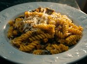 Una foto di pasta con salsiccia e olive