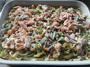 Una foto de spaghetti con salmón fresco