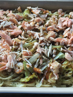Una foto de 135. Tallarines con salmón y gambas