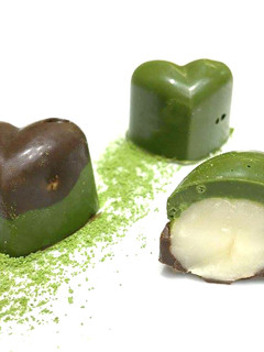 Una foto de Nueces de macadamia cubiertas con chocolate de té verde matcha