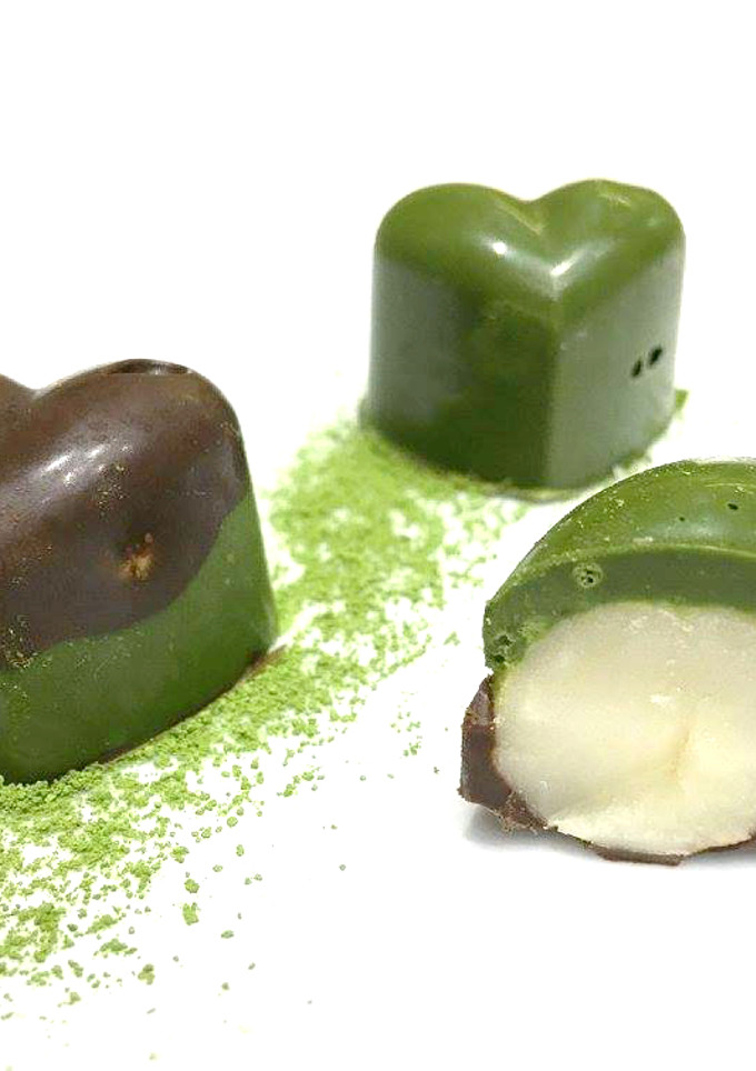 Una foto de Nueces de macadamia cubiertas con chocolate de té verde matcha