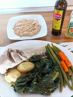 Una foto de Muslos de pavo cocidos, con papas, coles y habichuelas