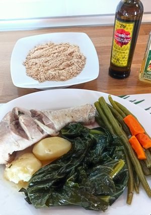 Una foto de Muslos de pavo cocidos, con papas, coles y habichuelas