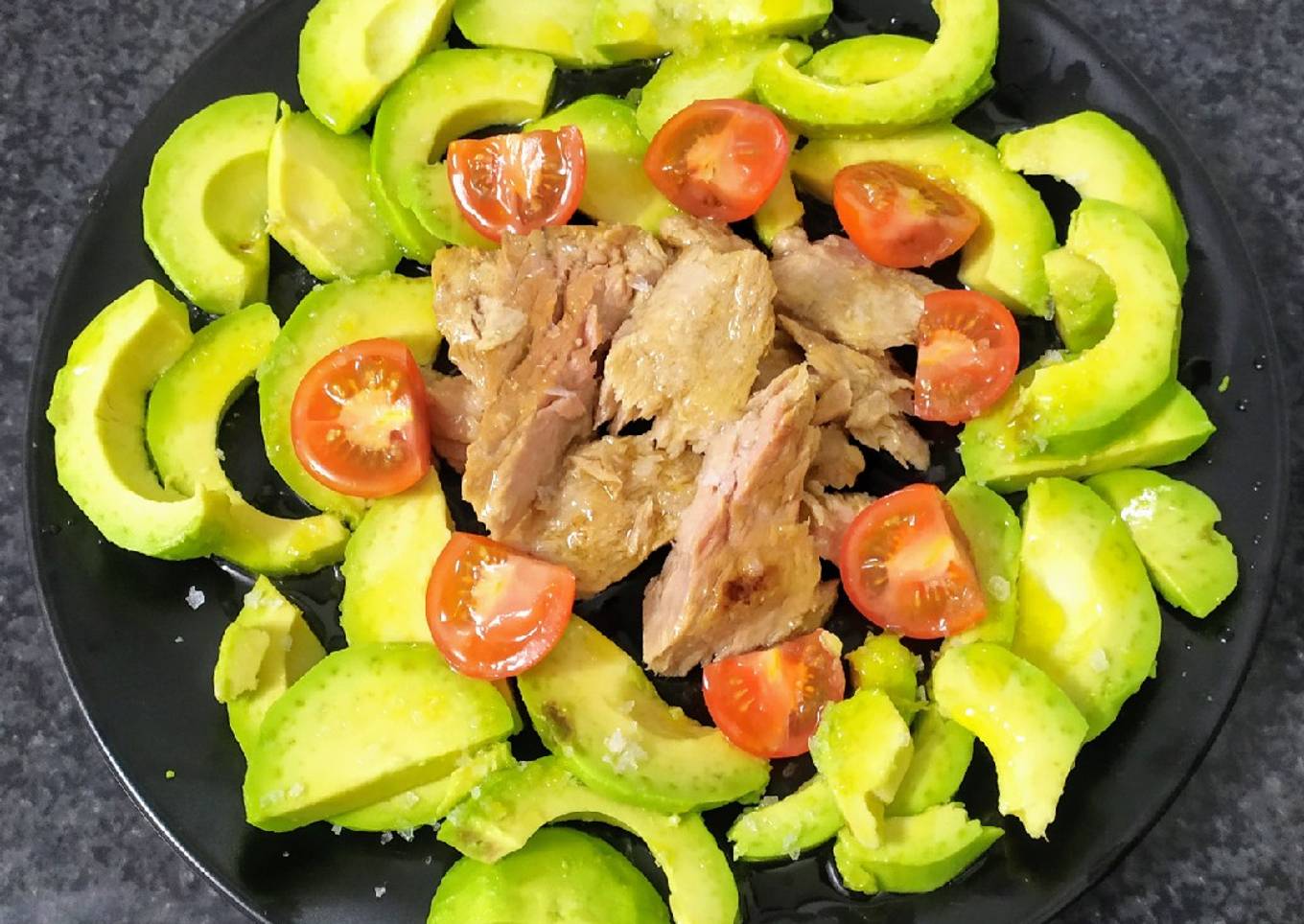 Ensalada de aguacate, ventresca y cherry