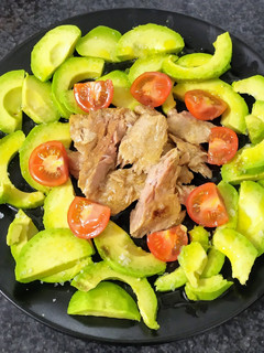 Una foto de Ensalada de aguacate, ventresca y cherry