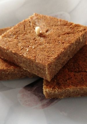 Une photo de Gâteau de semoule à l'eau de rose & canelle