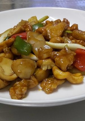 A picture of Stir-Fried Chicken with Cashew Nuts.