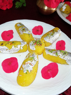 कोकोनट केसरिया पिस्ता रोल(Coconut kesaria pista roll recipe in Hindi) रेसिपी मुख्य फोटो