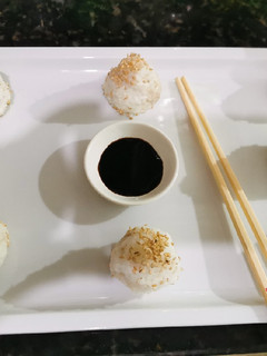 Una foto de Onigiri