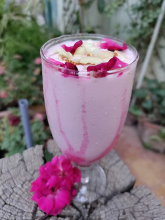 રોઝ લસ્સી (Rose Lassi Recipe In Gujarati) રેસીપી મુખ્ય ફોટો