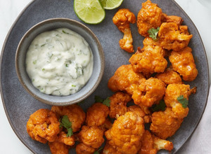 Foto de NUGGETS DE COUVE-FLOR NA AIR FRYER COM MOLHO BUFFALO