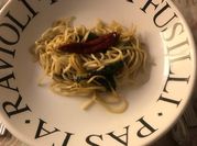 Una foto de spaghetti con acelgas