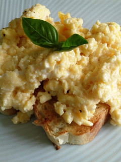 Una foto de Huevos revueltos extra cremosos