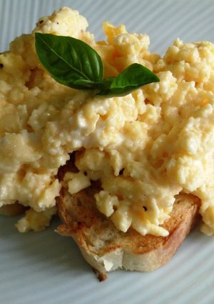 Una foto de Huevos revueltos extra cremosos
