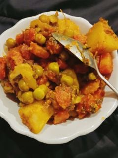 आलू गाजर मटर की सब्जी (aloo gajar matar ki sabzi recipe in Hindi) रेसिपी मुख्य फोटो