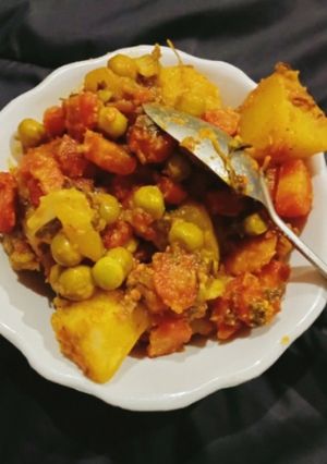 आलू गाजर मटर की सब्जी (aloo gajar matar ki sabzi recipe in Hindi) रेसिपी मुख्य फोटो