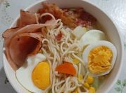 Una foto de fideos de huevo