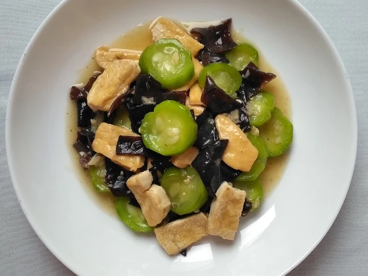 Langkah Mudah untuk Menyiapkan Resep Tumis Gambas-Tahu (Menu Harian) yang Uenak Anti Ribet, Mantap Sekali