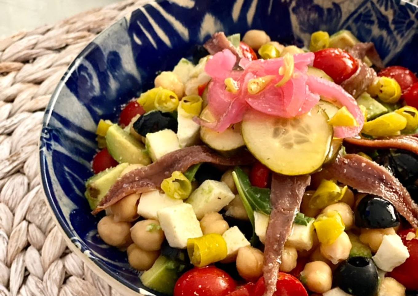 Ensalada de garbanzos con anchoas y encurtidos
