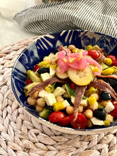 Una foto de Ensalada de garbanzos con anchoas y encurtidos