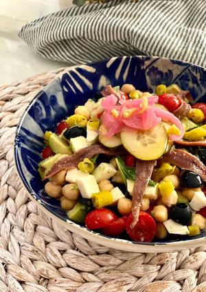 Foto principal de Ensalada de garbanzos con anchoas y encurtidos