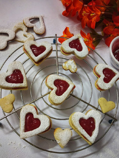 A picture of Linzer Cookies.