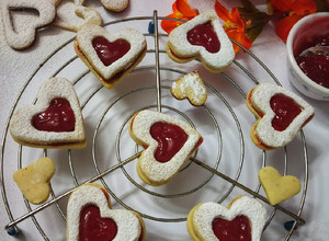 A picture of Linzer Cookies.