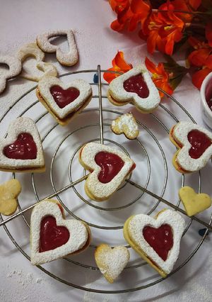 A picture of Linzer Cookies.