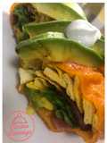 Wraps de queso relleno de huevo, Aguacate, bacon y lechuga