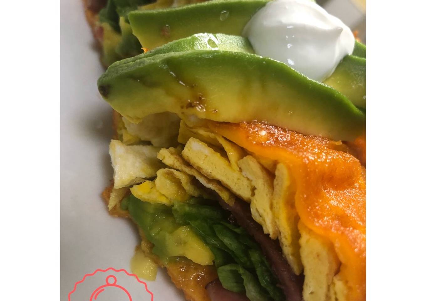 Wraps de queso relleno de huevo, Aguacate, bacon y lechuga