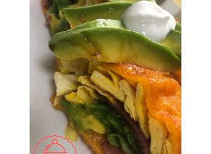 Una foto de Wraps de queso relleno de huevo, Aguacate, bacon y lechuga