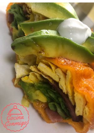 Una foto de Wraps de queso relleno de huevo, Aguacate, bacon y lechuga
