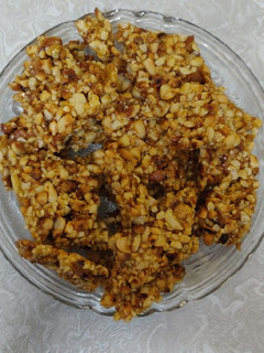 શીંગ ની ચીકી(Peanut Chikki Recipe in Gujarati) રેસીપી મુખ્ય ફોટો