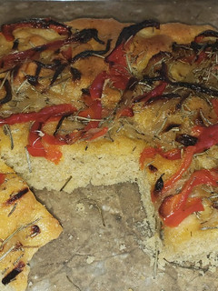 Una foto de Pan Focaccia con cebolla, pimiento y romero