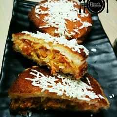 A picture of Indian italiano stuffing sandwich in pakode style.