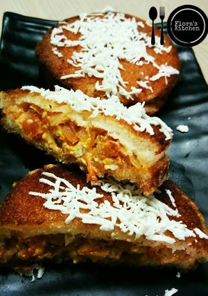 A picture of Indian italiano stuffing sandwich in pakode style.